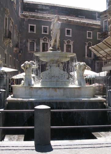 Sizilien2011_Catania_Fontana_dell_Amenano.jpg