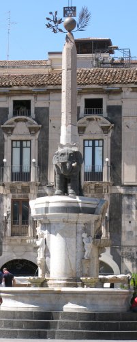 Sizilien2011_Catania_Fontana_dell_Elefante.jpg