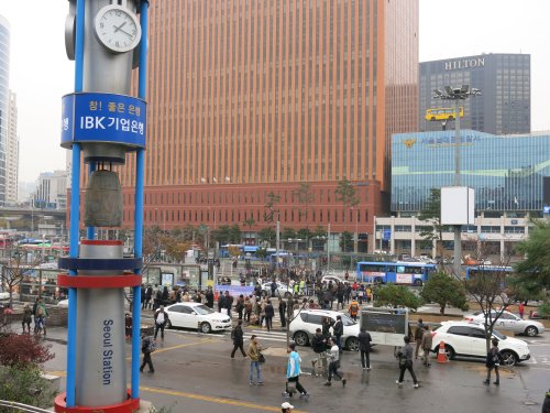 SeoulBahnhofsVorplatz.jpg