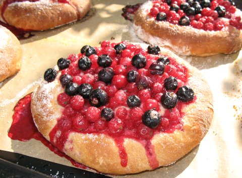 HefeteilchenMitJohannisbeeren.jpg