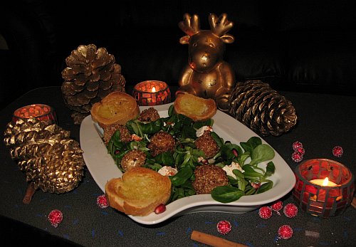Frittierter Ziegenkäse auf Salat mit Weihnachtselch ZiegenKaeseFrittiertAufFeldsalat.jpg