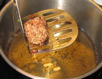 Vorsicht, heiß ZiegenKaesebaellchenBeimFrittieren.jpg